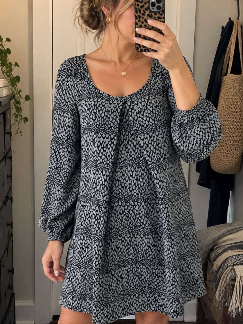 Jack by BB Dakota Shift Dress Womens M Gray Feather Print Long Sleeve Mini